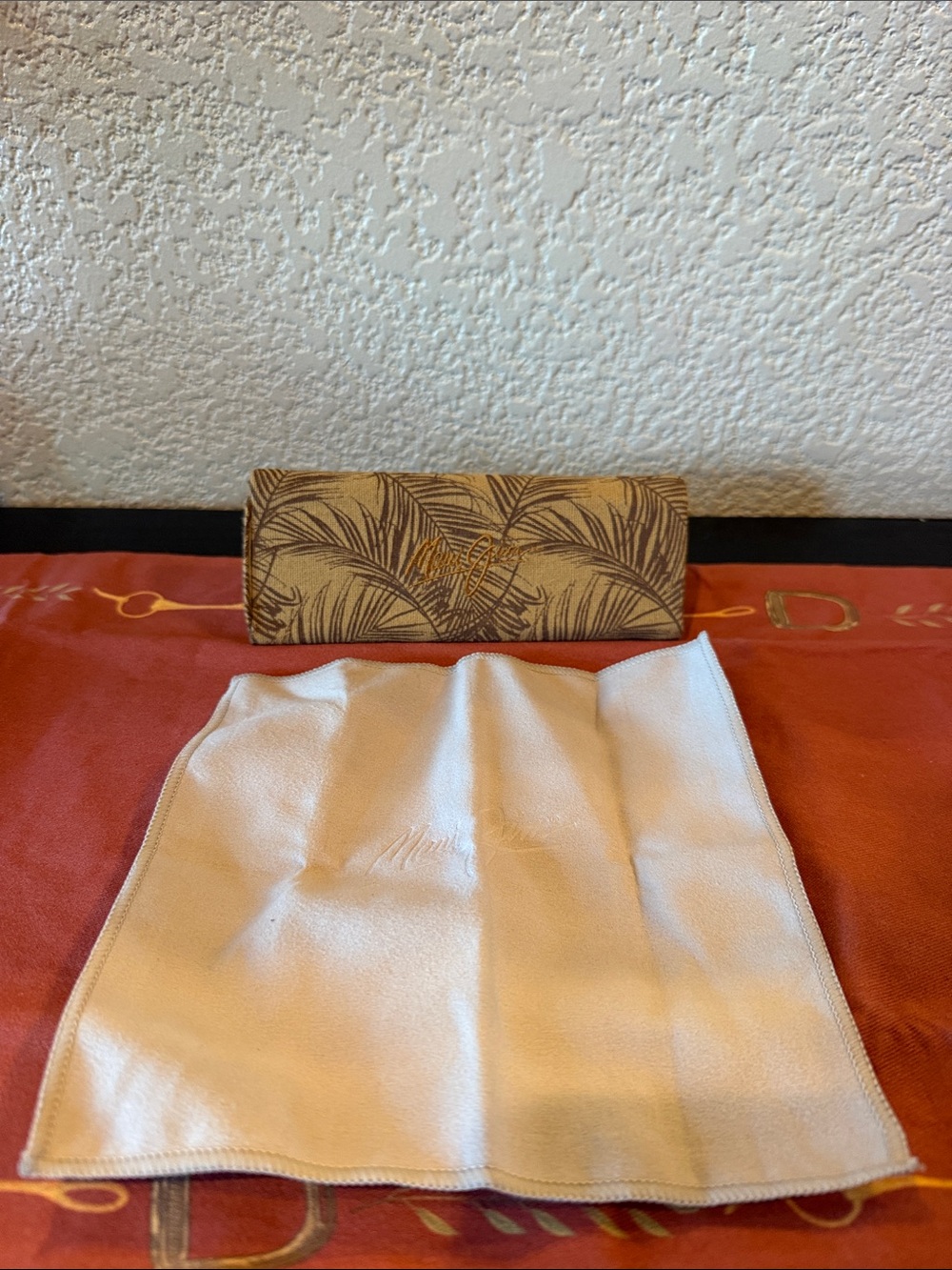 Maui Jim Eyeglass Sunglass Triangle Foldover Case and Cleaning Cloth